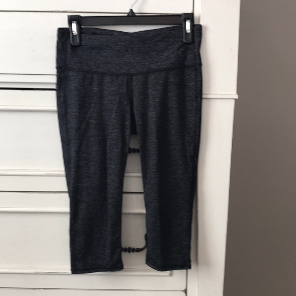 Athleta Heathered Black Capri Leggings. Size Small.